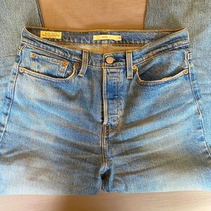 Levi's Wedgie Jeans. Mid-wash, taper leg. Size 28